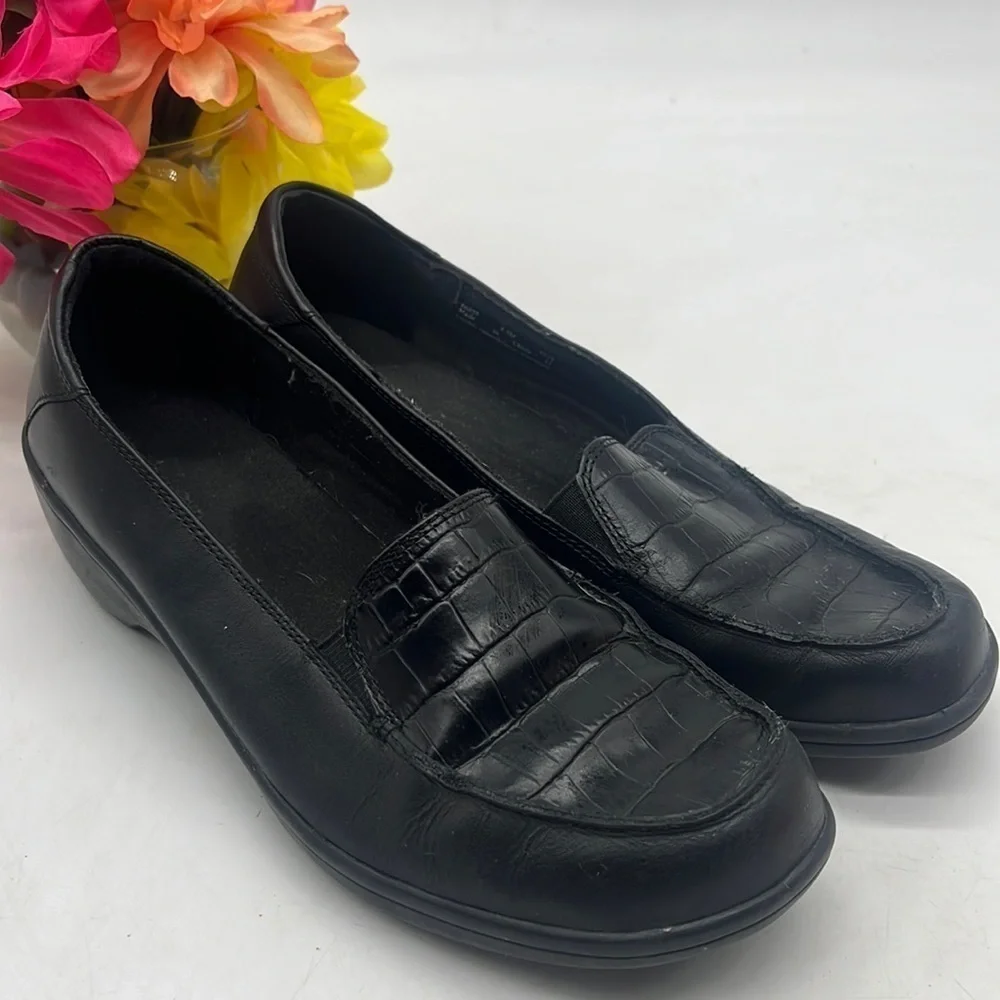 Clarks Black loafer with croc embossed insert Size 8.5 BLO4709
